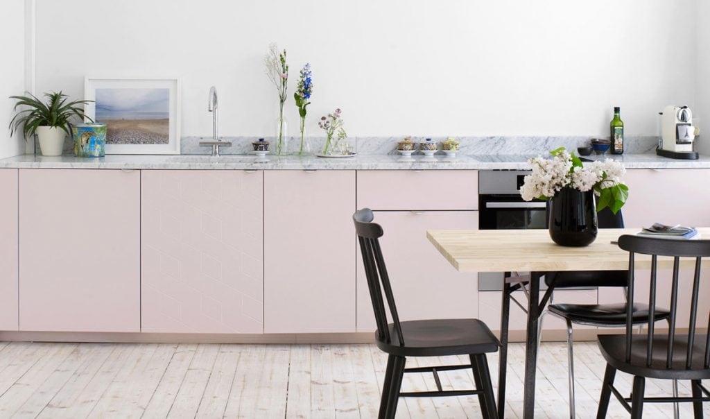 Light-pink-white-kitchen-1024x604 [Kiến thức] Phong cách Bắc Âu - Scandinavian trong thiết kế nội thất